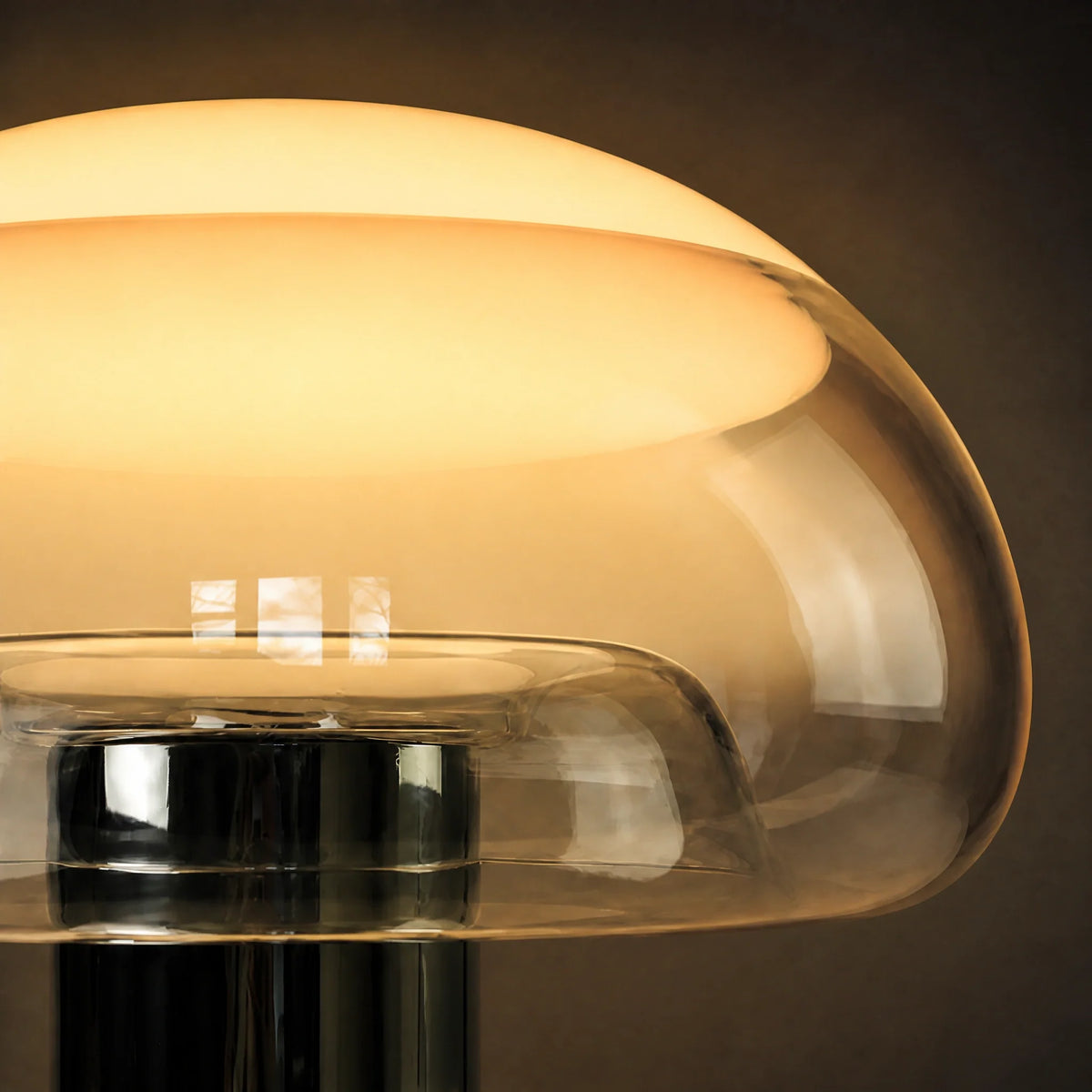 Lámpara de mesa de cristal Medura en un salón de estilo retro – imagen 4