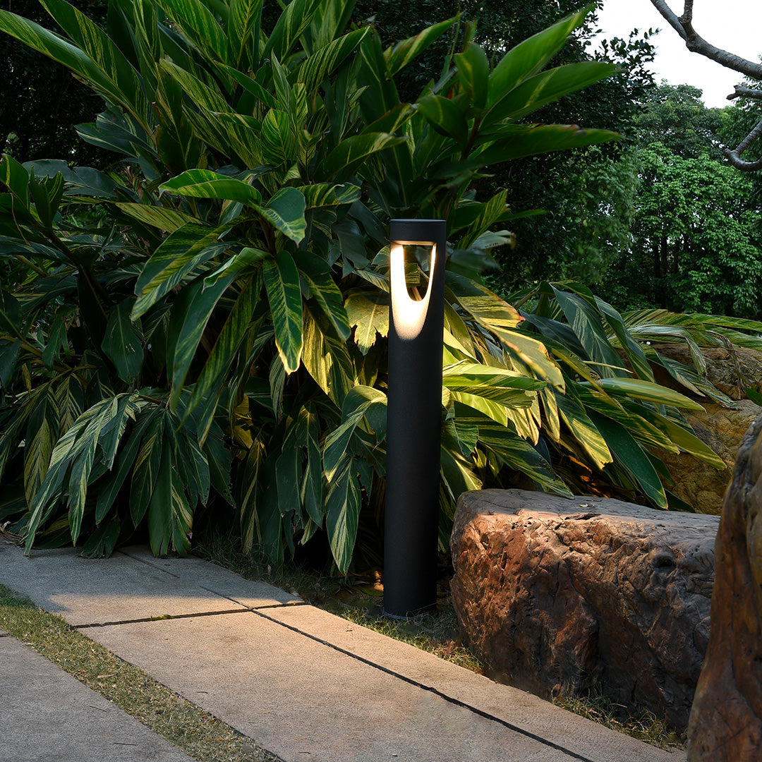 Baliza de jardín LED Jelvara – junto a un sendero de losas