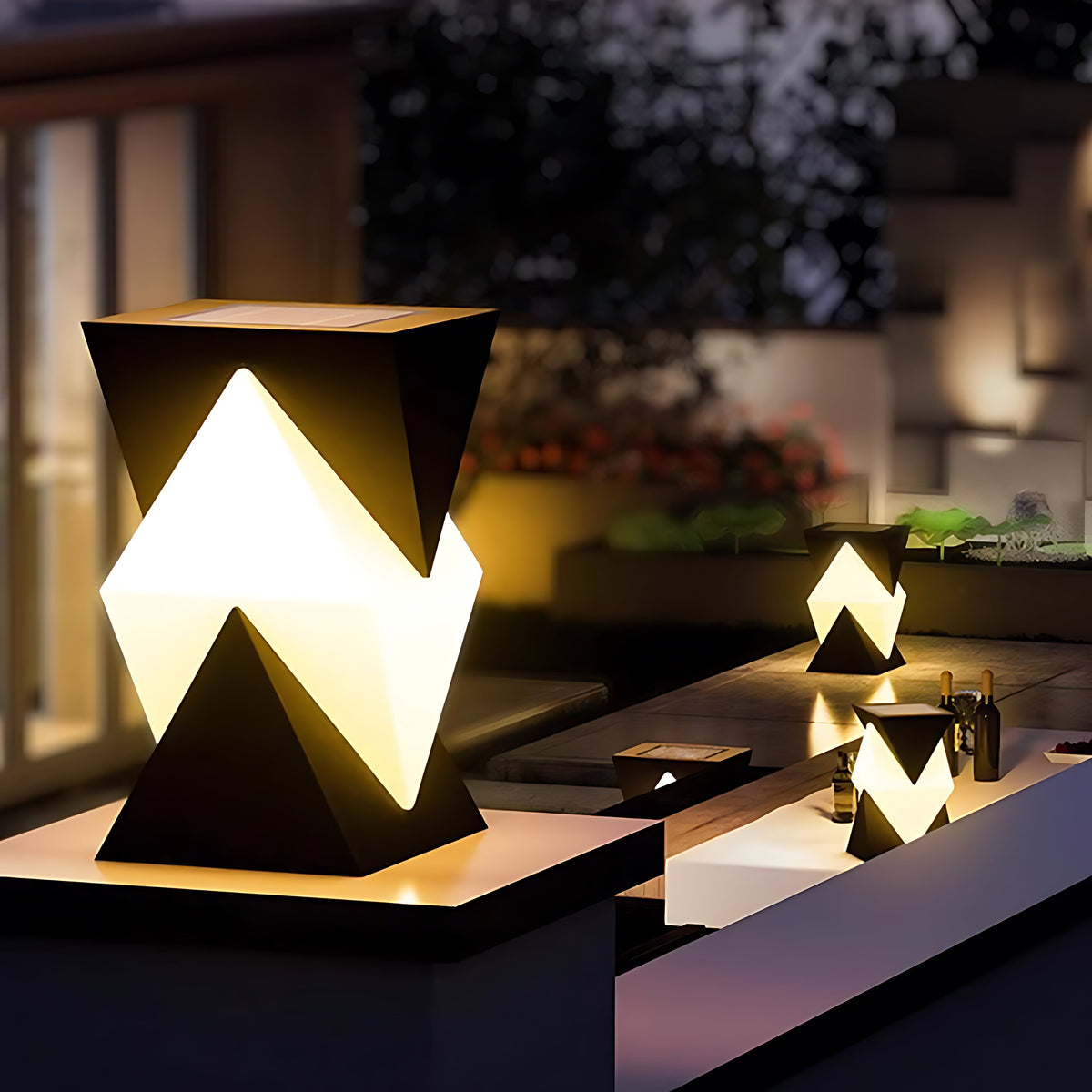 Luz de pilar exterior Oniela en un jardín – imagen 12