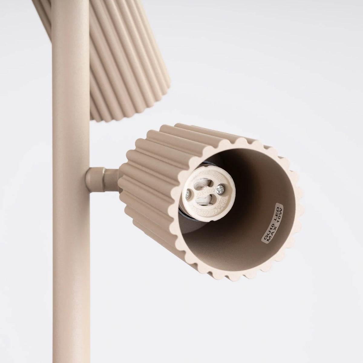 Lámpara de pie con tres focos orientables Kolira – detalle del casquillo GU10