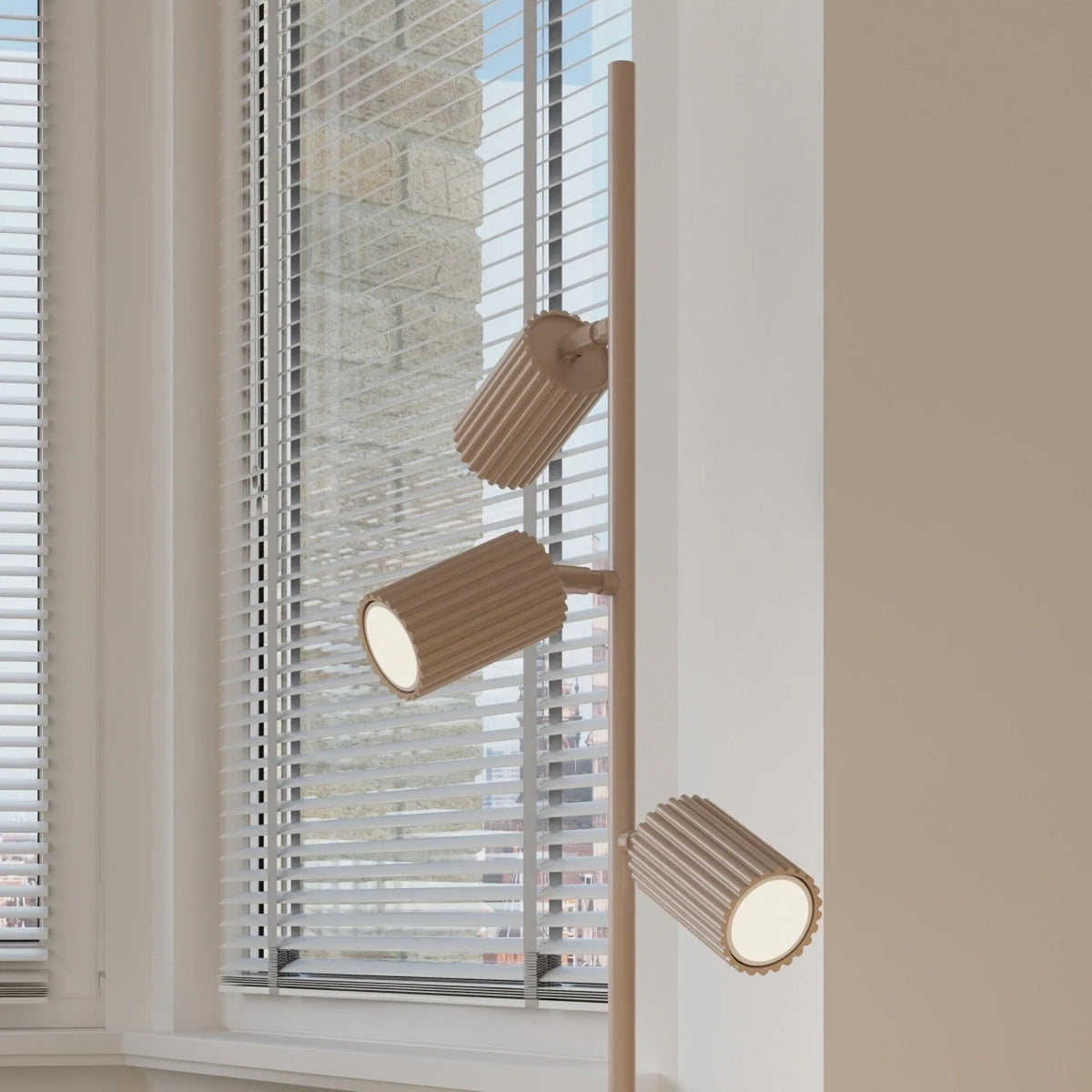 Lámpara de pie con tres focos orientables Kolira – focos orientables