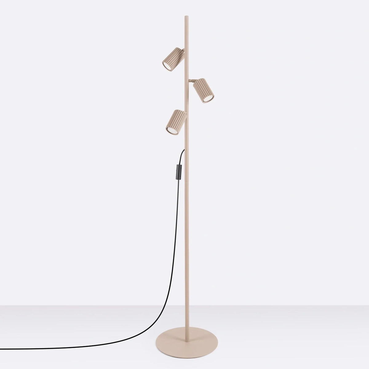 Lámpara de pie con tres focos orientables Kolira – en taupe