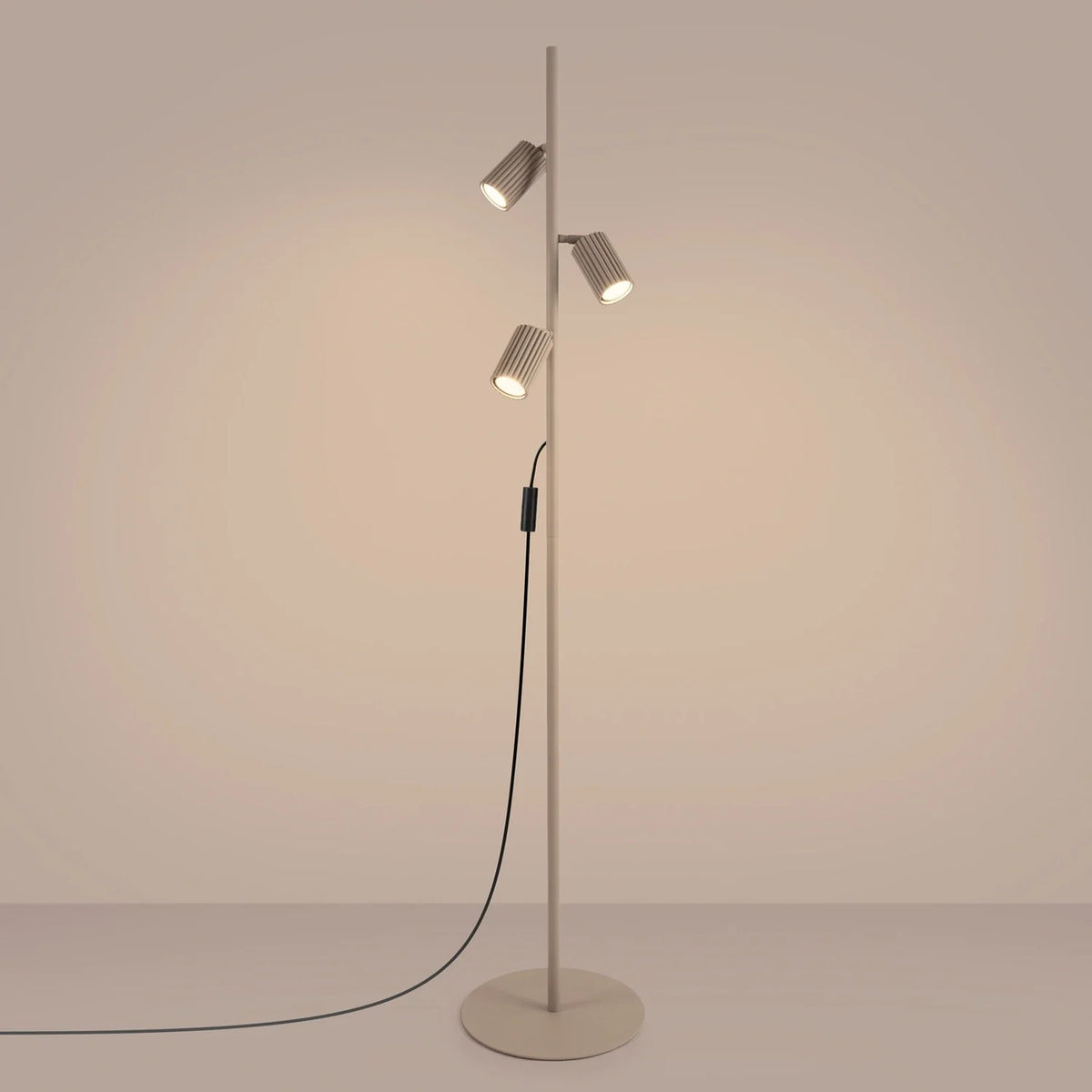 Lámpara de pie con tres focos orientables Kolira – en taupe encendida