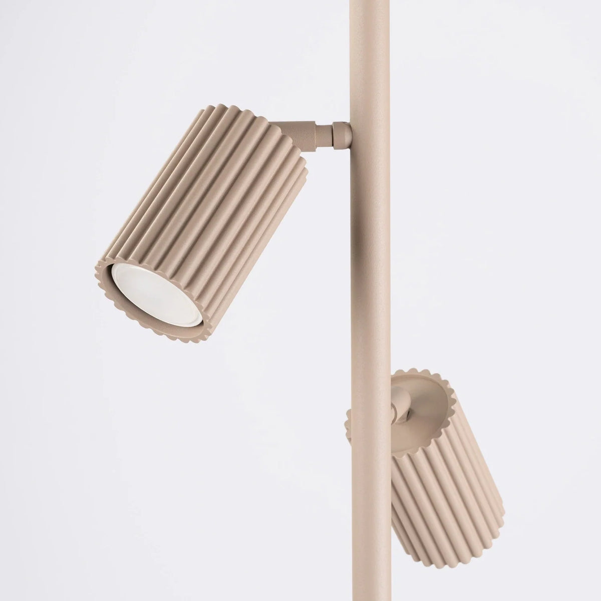 Lámpara de pie con tres focos orientables Kolira – detalle del foco estriado