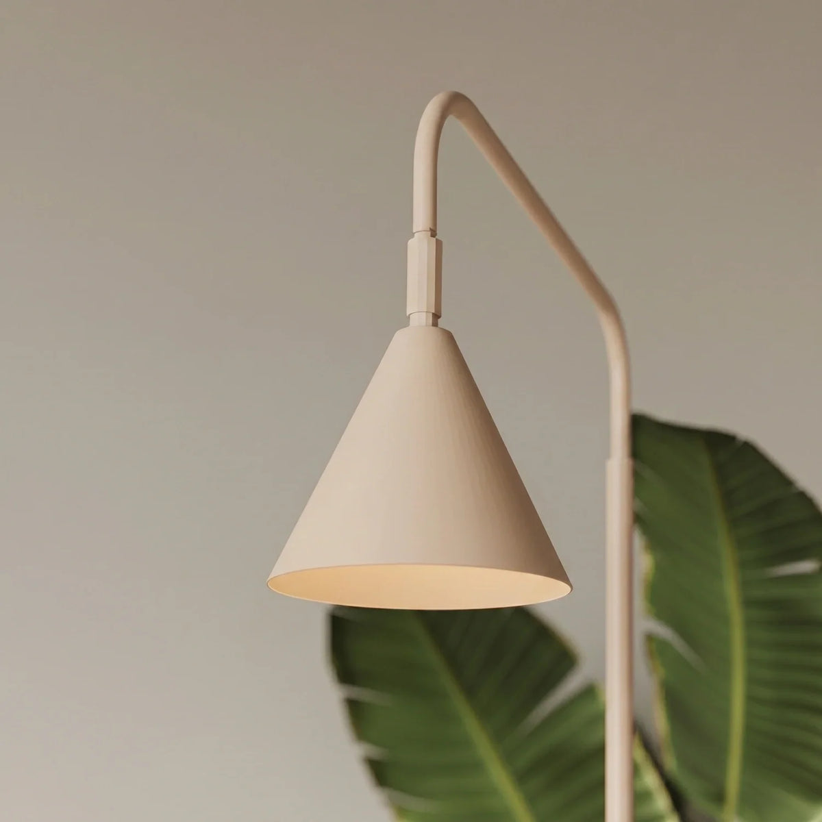 Lámpara de pie con pantalla cónica Pelara – detalle de la pantalla beige