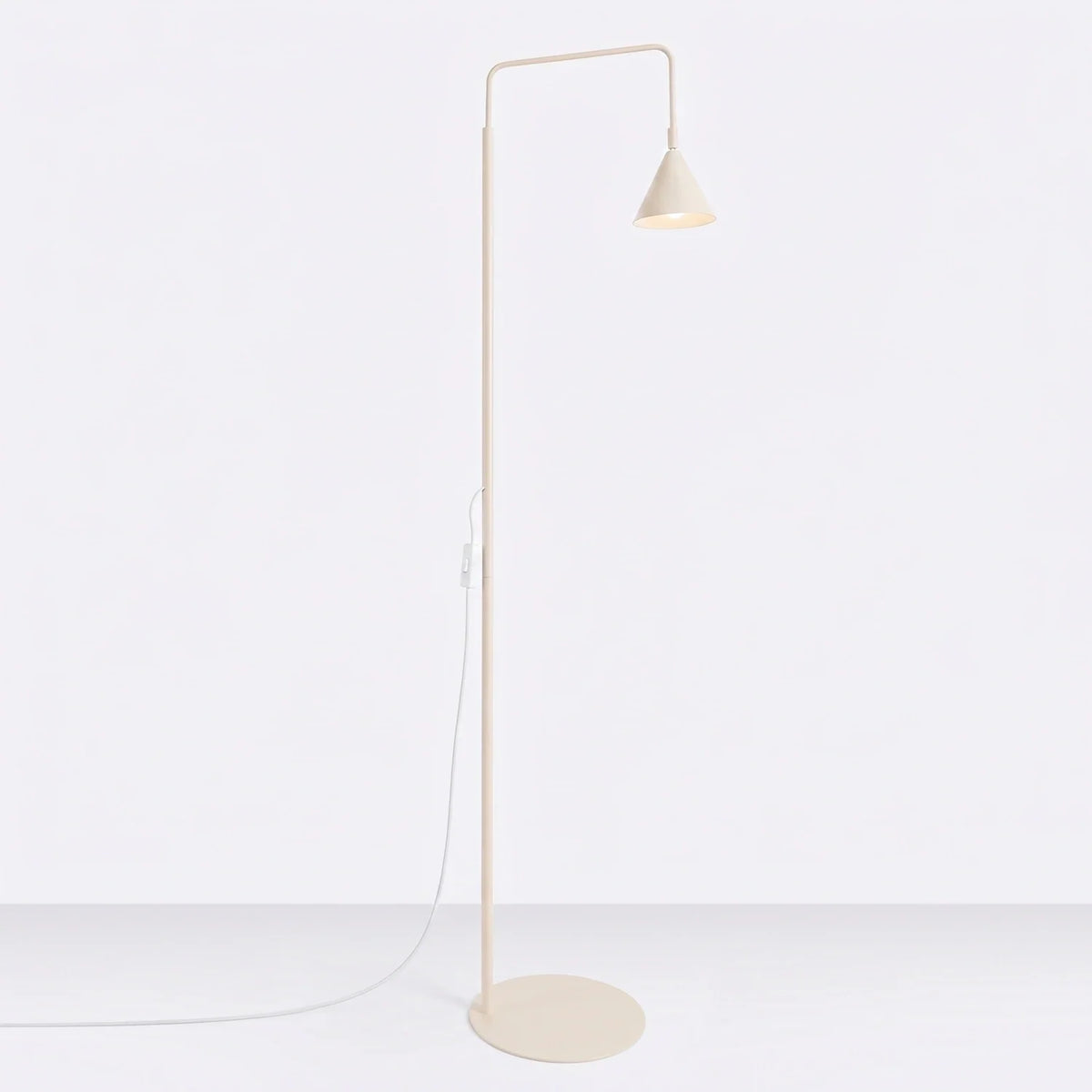 Lámpara de pie con pantalla cónica Pelara – beige, sobre fondo blanco
