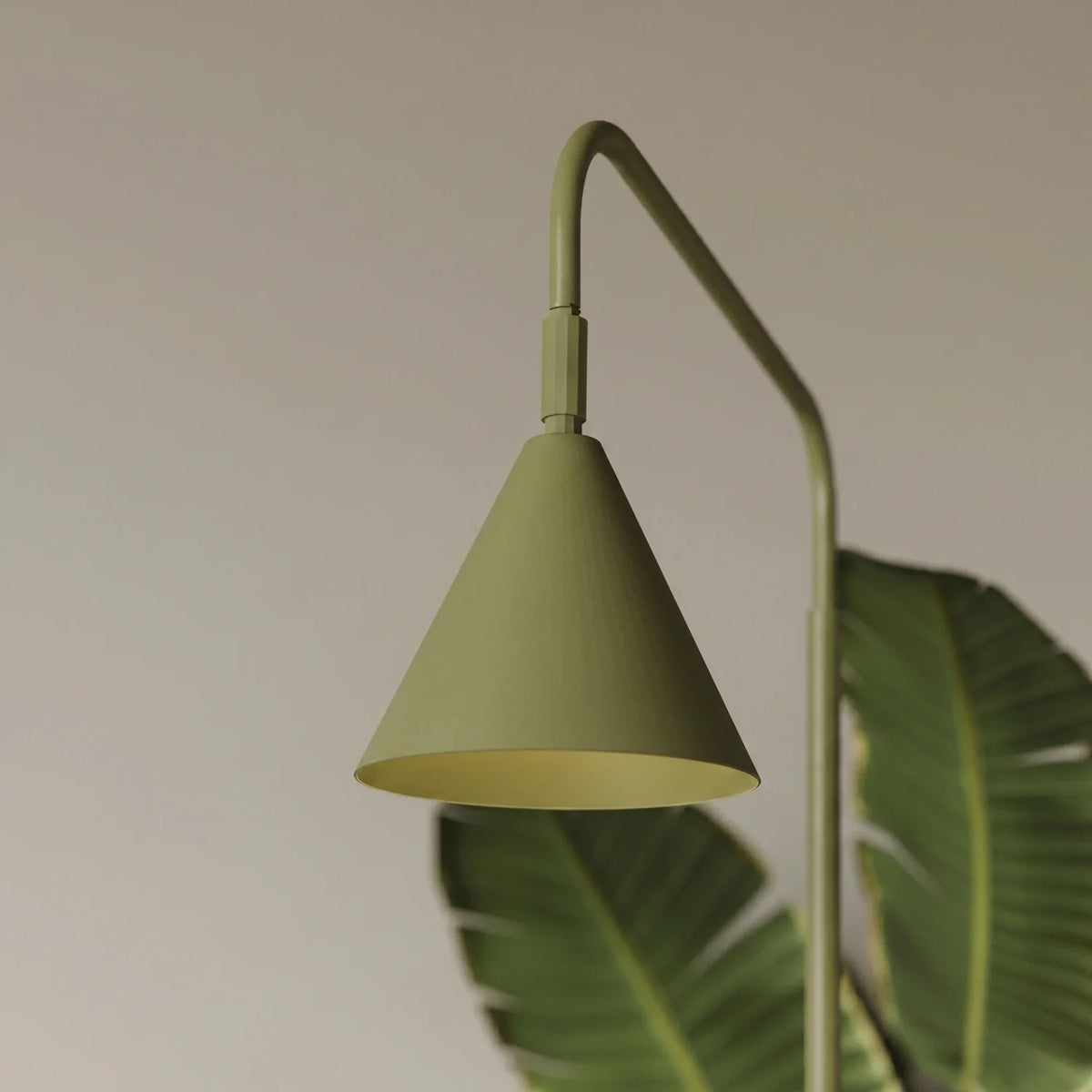 Lámpara de pie con pantalla cónica Pelara – detalle de la pantalla verde oliva