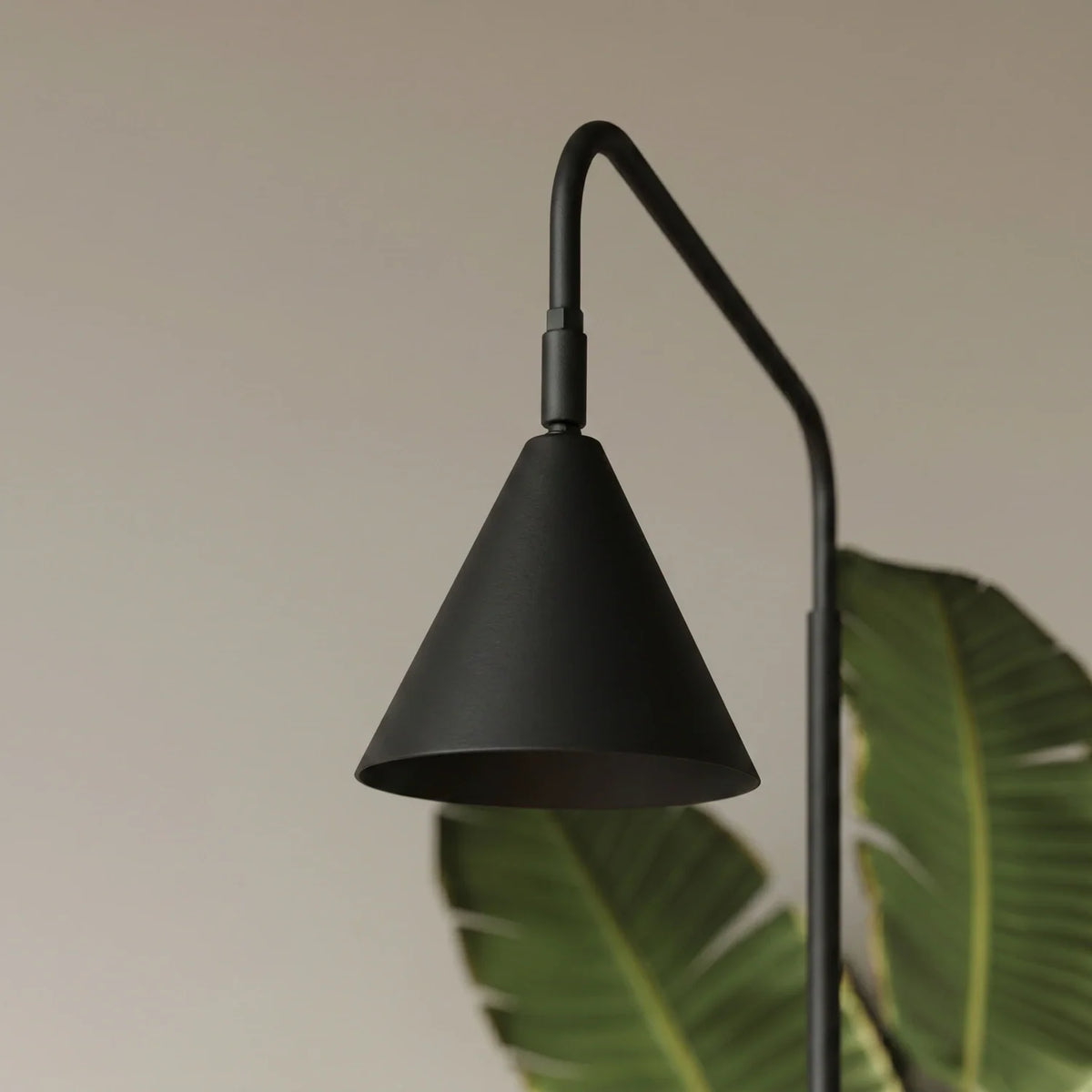 Lámpara de pie con pantalla cónica Pelara – detalle de la pantalla negro