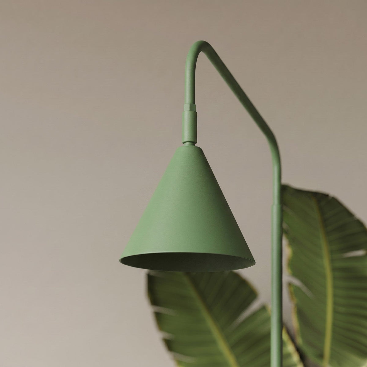 Lámpara de pie con pantalla cónica Pelara – detalle de la pantalla verde salvia