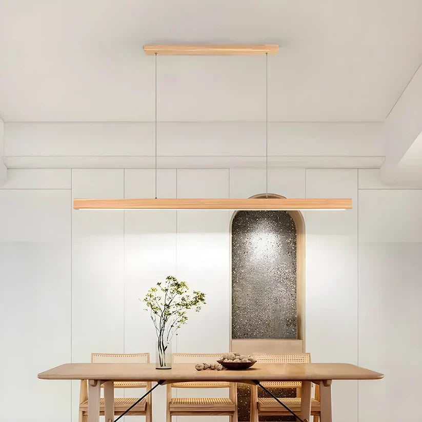 Lámpara colgante lineal de madera Pinar – acabado pino