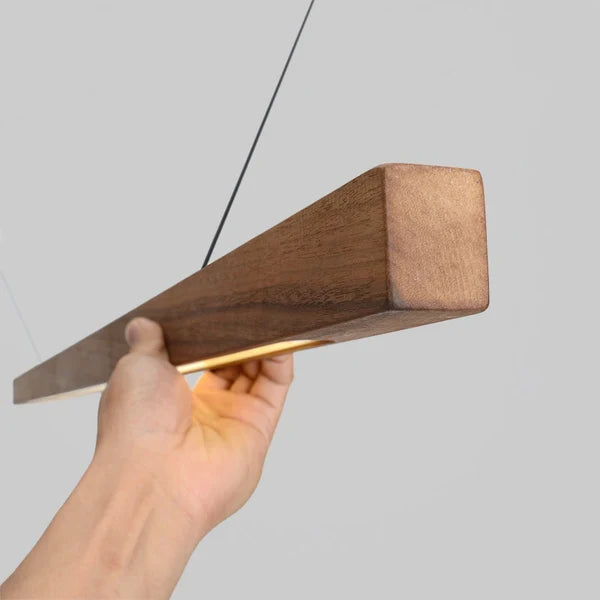 Lámpara colgante lineal de madera Pinar sobre una isla de cocina – imagen 4