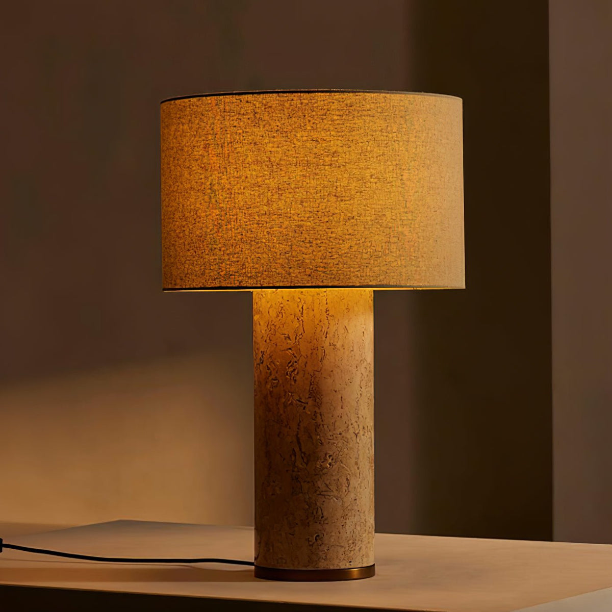 Lámpara de mesa de travertino con pantalla beige Hontera sobre una consola oscura – imagen 5