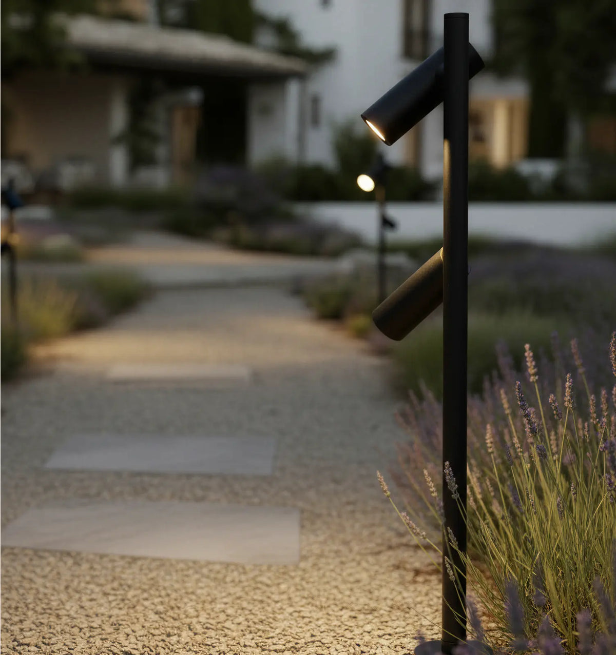 Baliza de jardín LED Ifrena – junto a un camino de grava