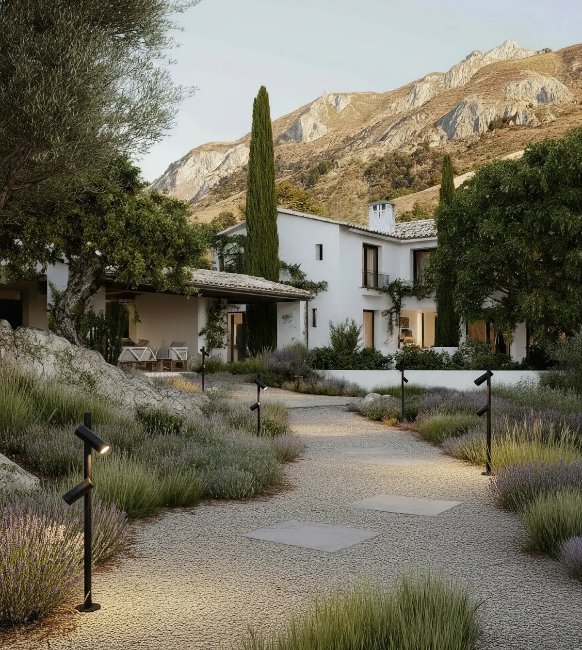 Baliza de jardín LED Ifrena en un jardín mediterráneo – imagen 5