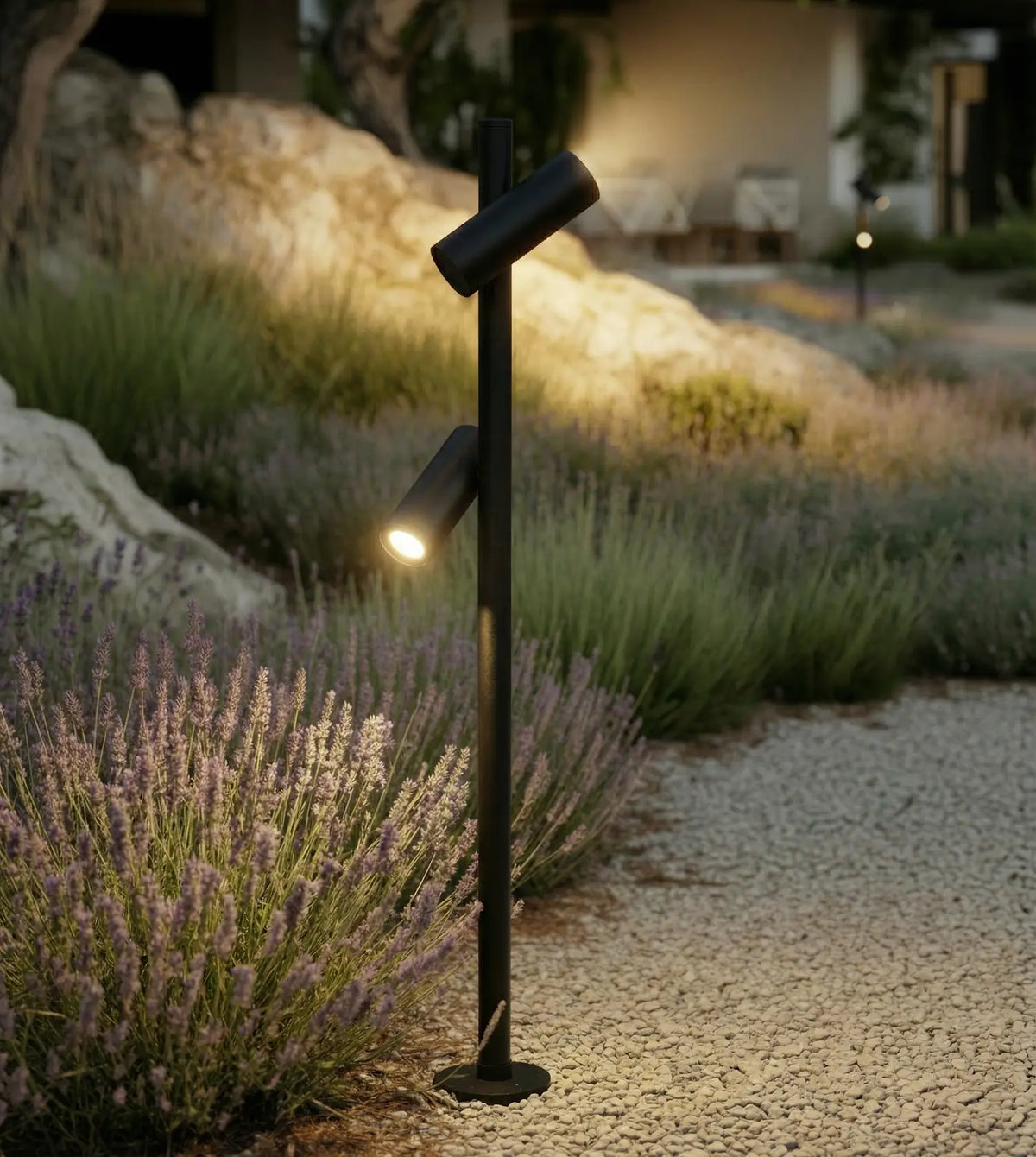 Baliza de jardín LED Ifrena en un jardín mediterráneo – imagen 6