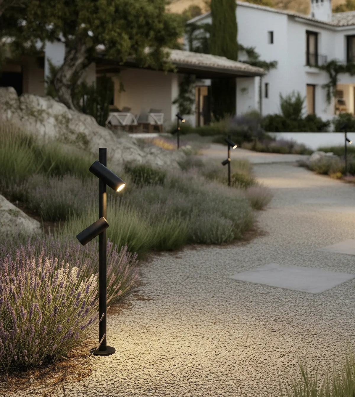 Baliza de jardín LED Ifrena en un jardín mediterráneo – imagen 8