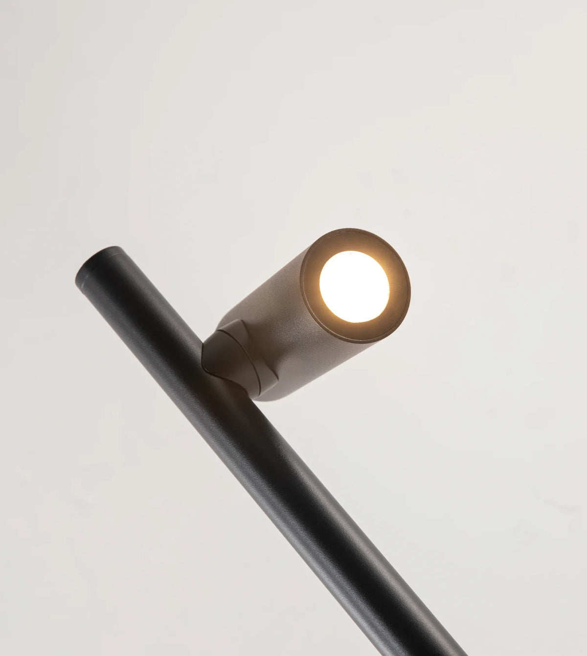 Baliza de jardín LED Ifrena – detalle del foco encendido