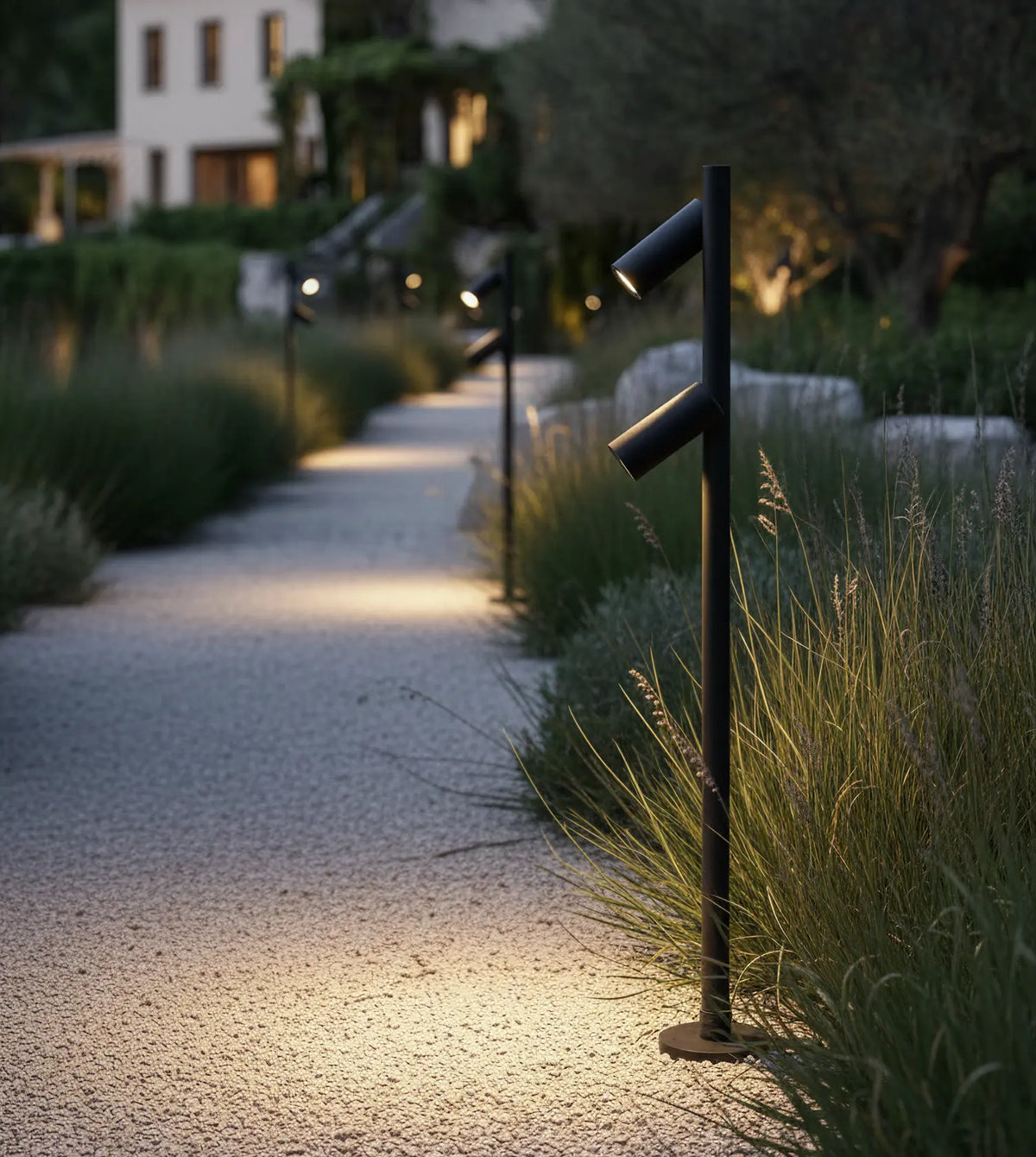 Baliza de jardín LED Ifrena en un jardín mediterráneo – imagen 11