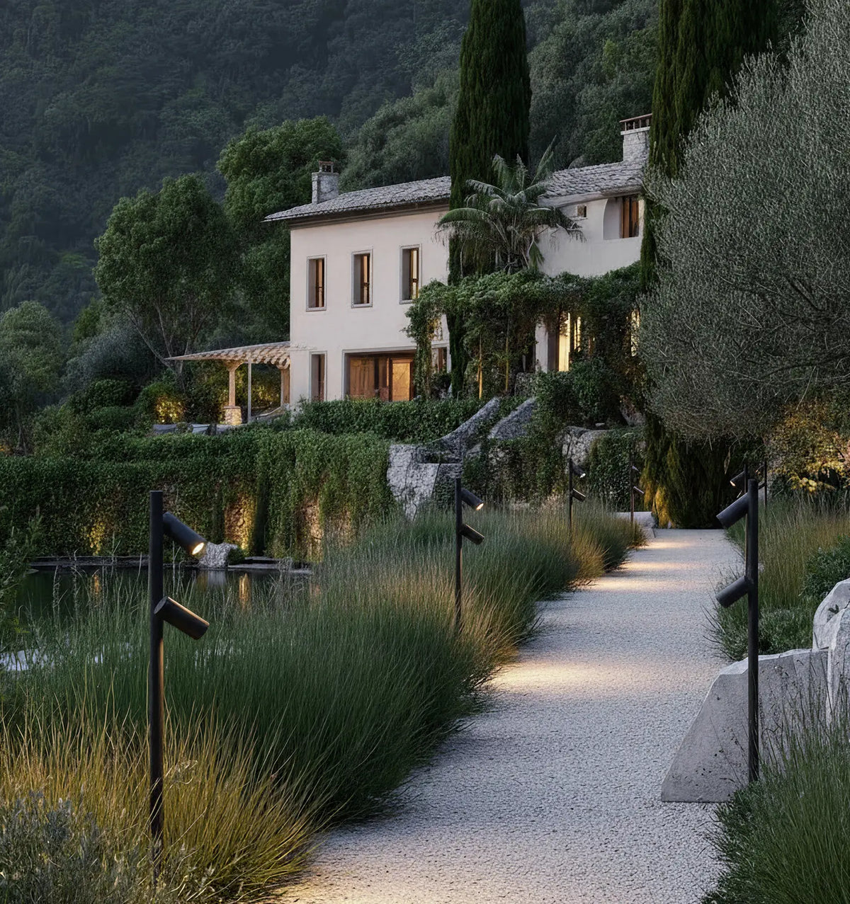 Baliza de jardín LED Ifrena en un jardín mediterráneo – imagen 12