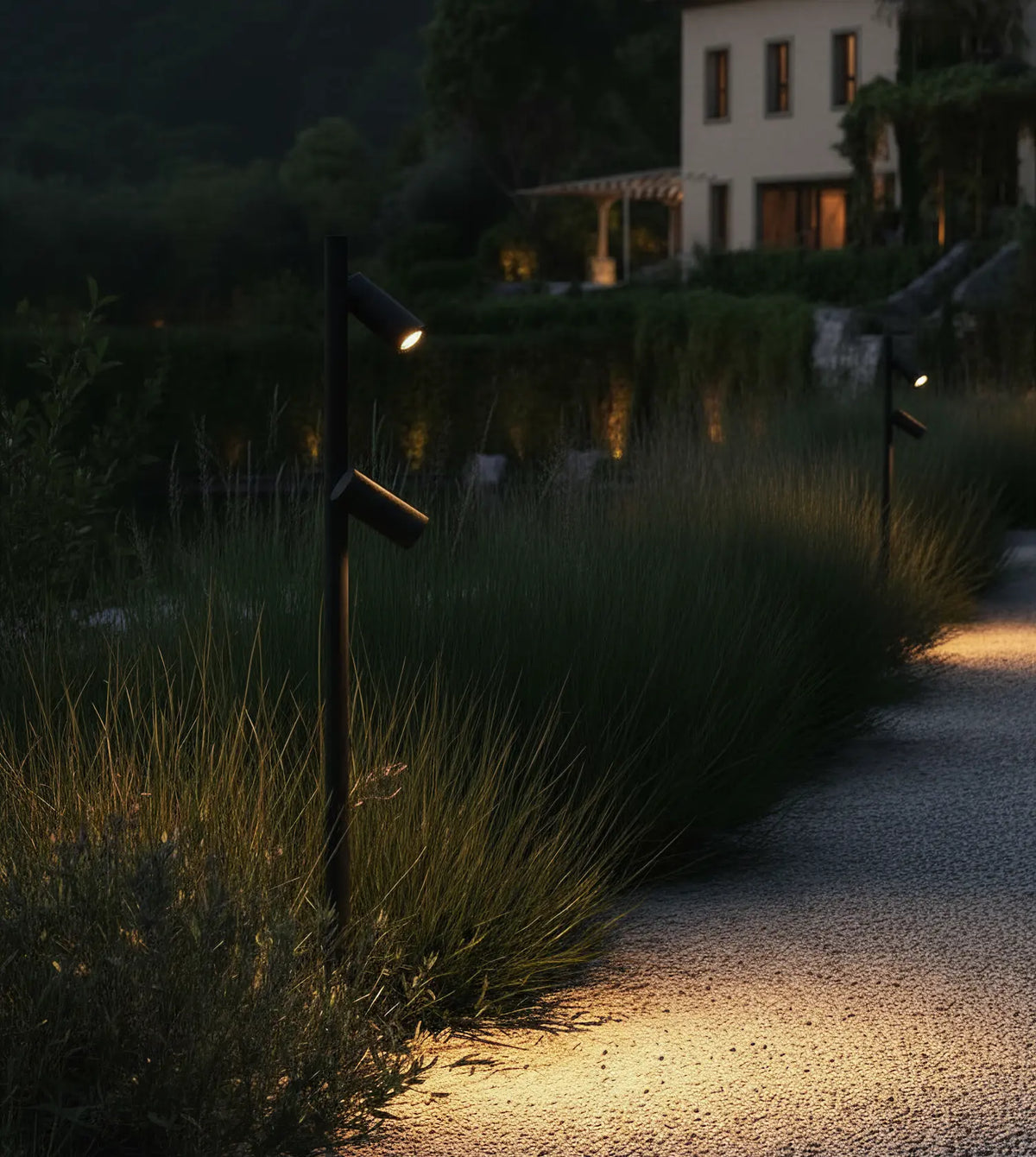 Baliza de jardín LED Ifrena en un jardín mediterráneo – imagen 14