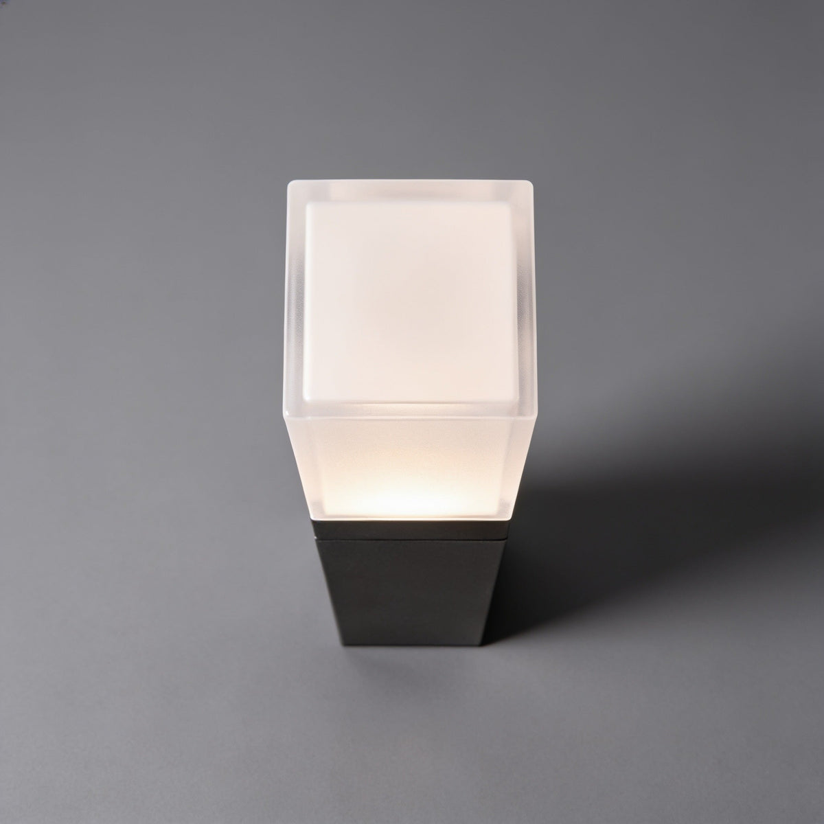 Baliza de jardín LED Ikora en un jardín – imagen 5