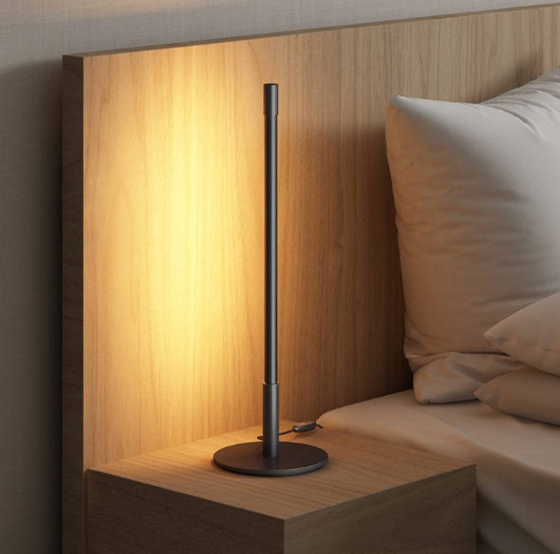 Lámpara de mesa LED lineal Esbela sobre una mesita de noche – imagen 3