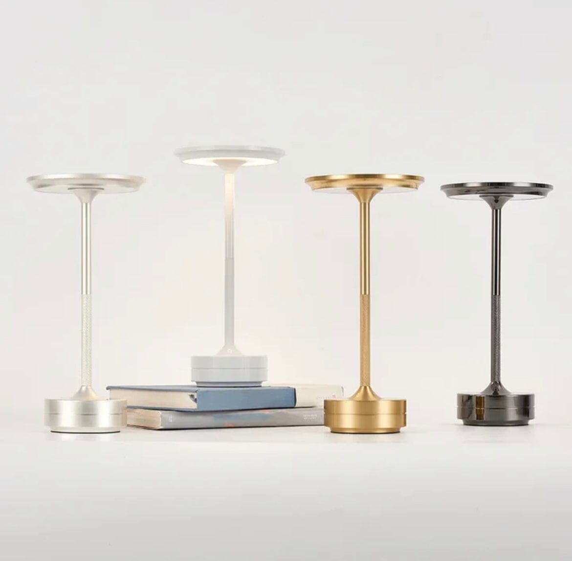 Lámpara de mesa portátil Raliza sobre una mesa auxiliar – imagen 10