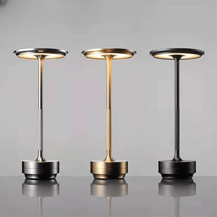 Lámpara de mesa portátil Raliza sobre una mesa auxiliar – imagen 3