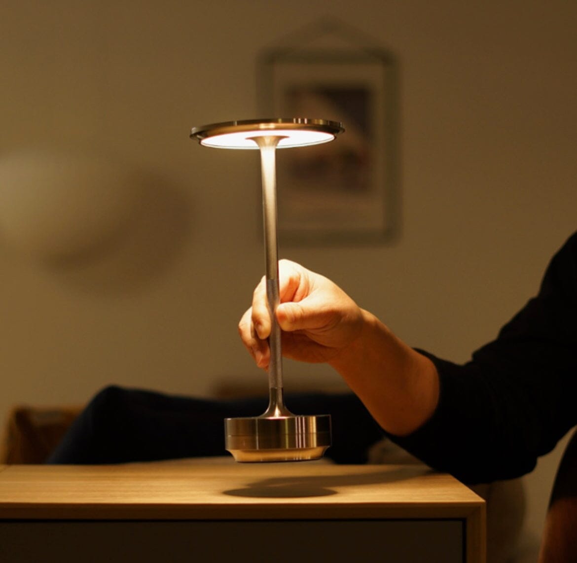 Lámpara de mesa portátil Raliza sobre una mesa auxiliar – imagen 6