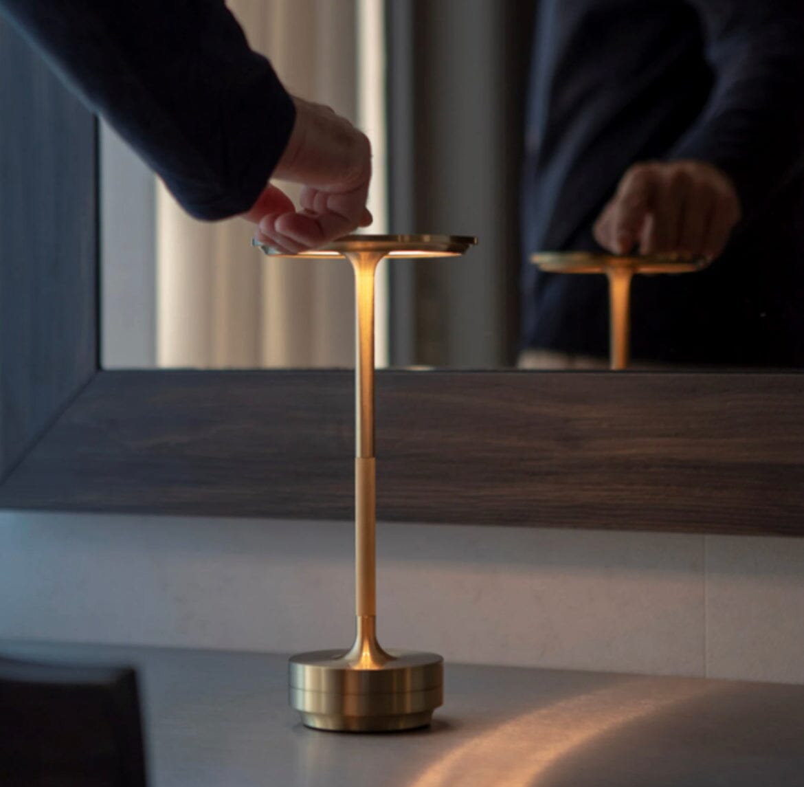 Lámpara de mesa portátil Raliza – regulación táctil tocando el disco superior