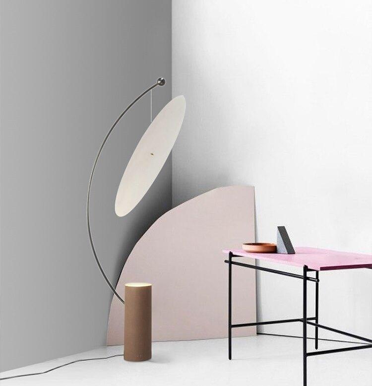 Lámpara de pie de arco con disco reflector Velune – en una esquina junto a un escritorio