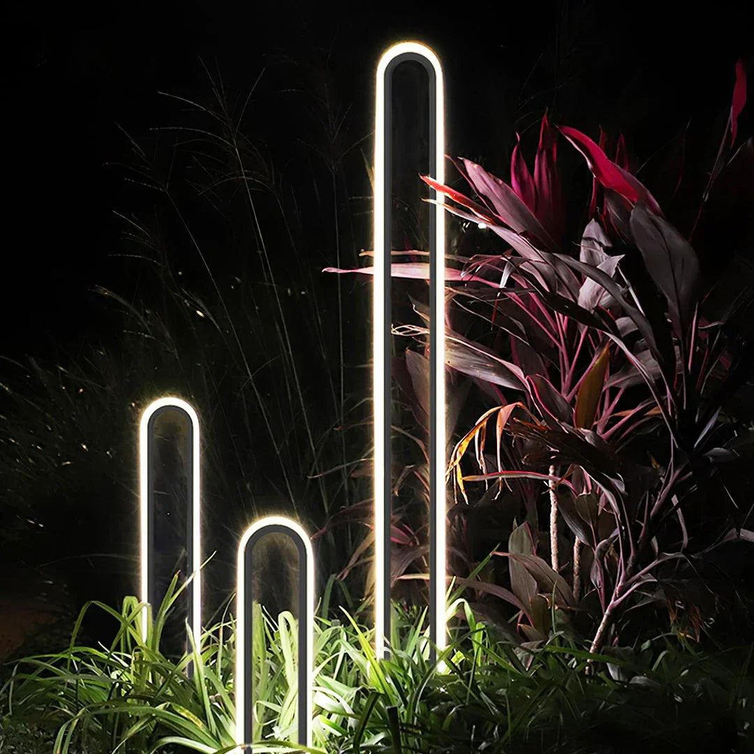 Baliza de jardín LED Iolana en un jardín – imagen 5