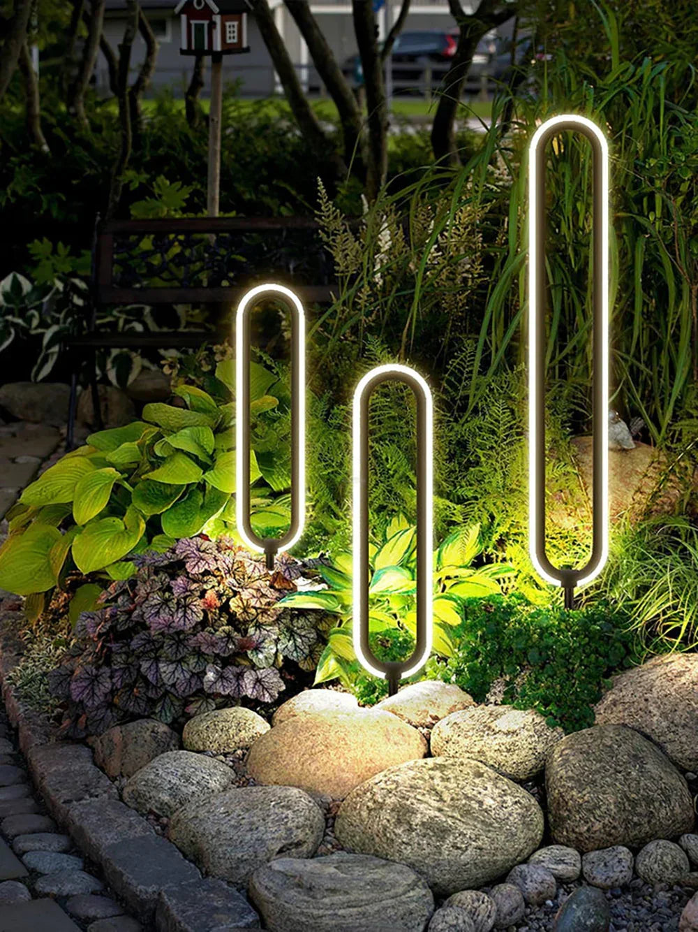 Baliza de jardín LED Iolana – junto a una rocalla