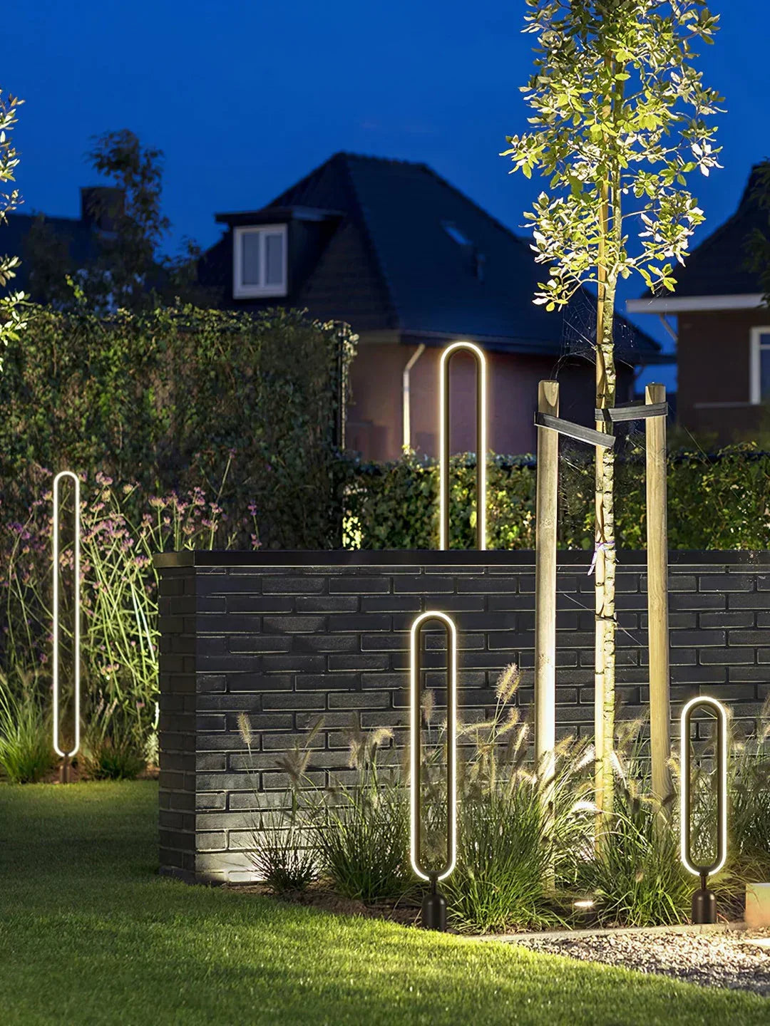 Baliza de jardín LED Iolana en un jardín – imagen 7