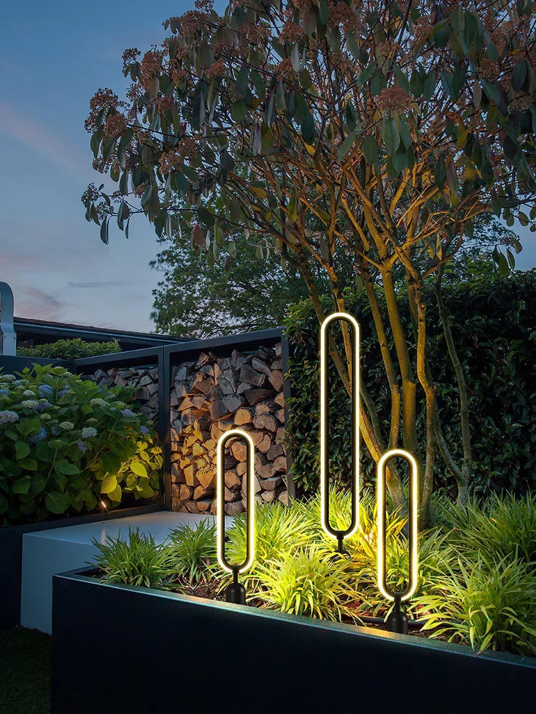 Baliza de jardín LED Iolana en un jardín – imagen 8