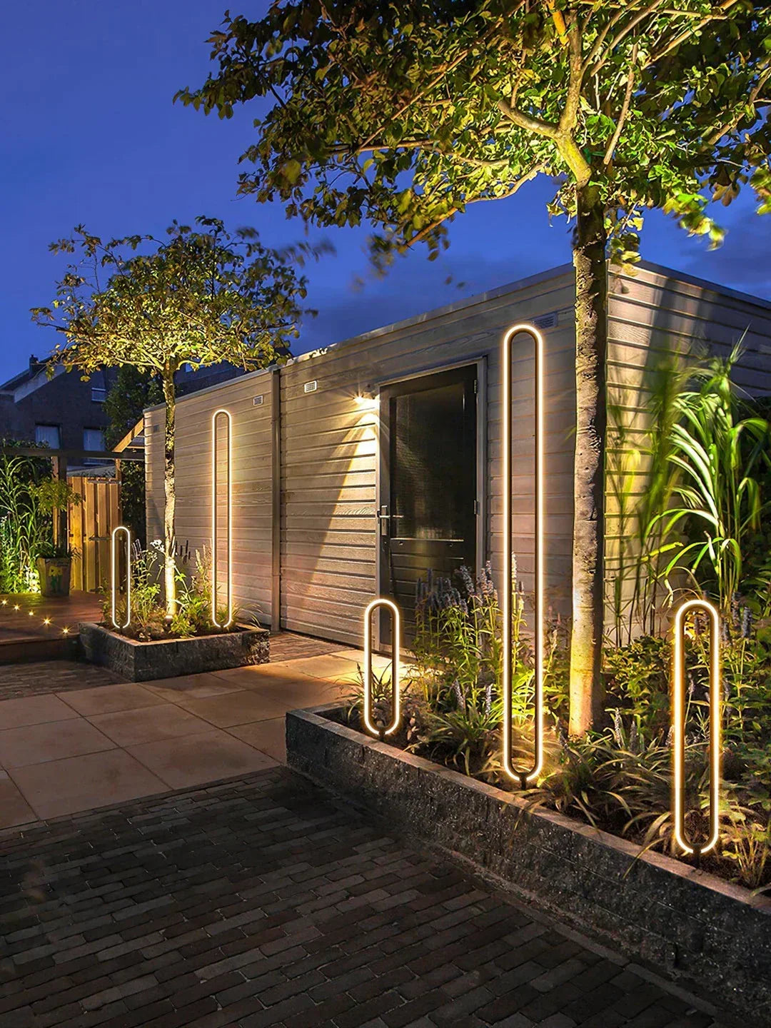 Baliza de jardín LED Iolana en un jardín – imagen 9