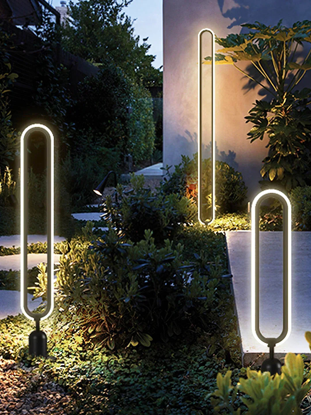 Baliza de jardín LED Iolana en un jardín – imagen 10