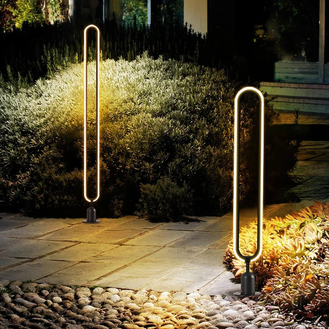 Baliza de jardín LED Iolana en un jardín – imagen 11