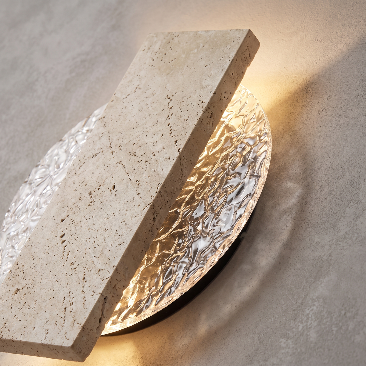 Aplique de pared exterior de travertino Jilvana – detalle del travertino y el acrílico ondulado