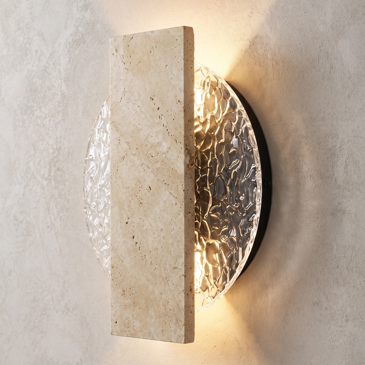 Aplique de pared exterior de travertino Jilvana – vista lateral del disco ondulado