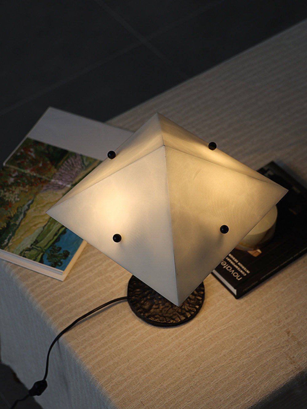 Lámpara de mesa con pantalla de alabastro Ipira sobre un escritorio de madera – imagen 12