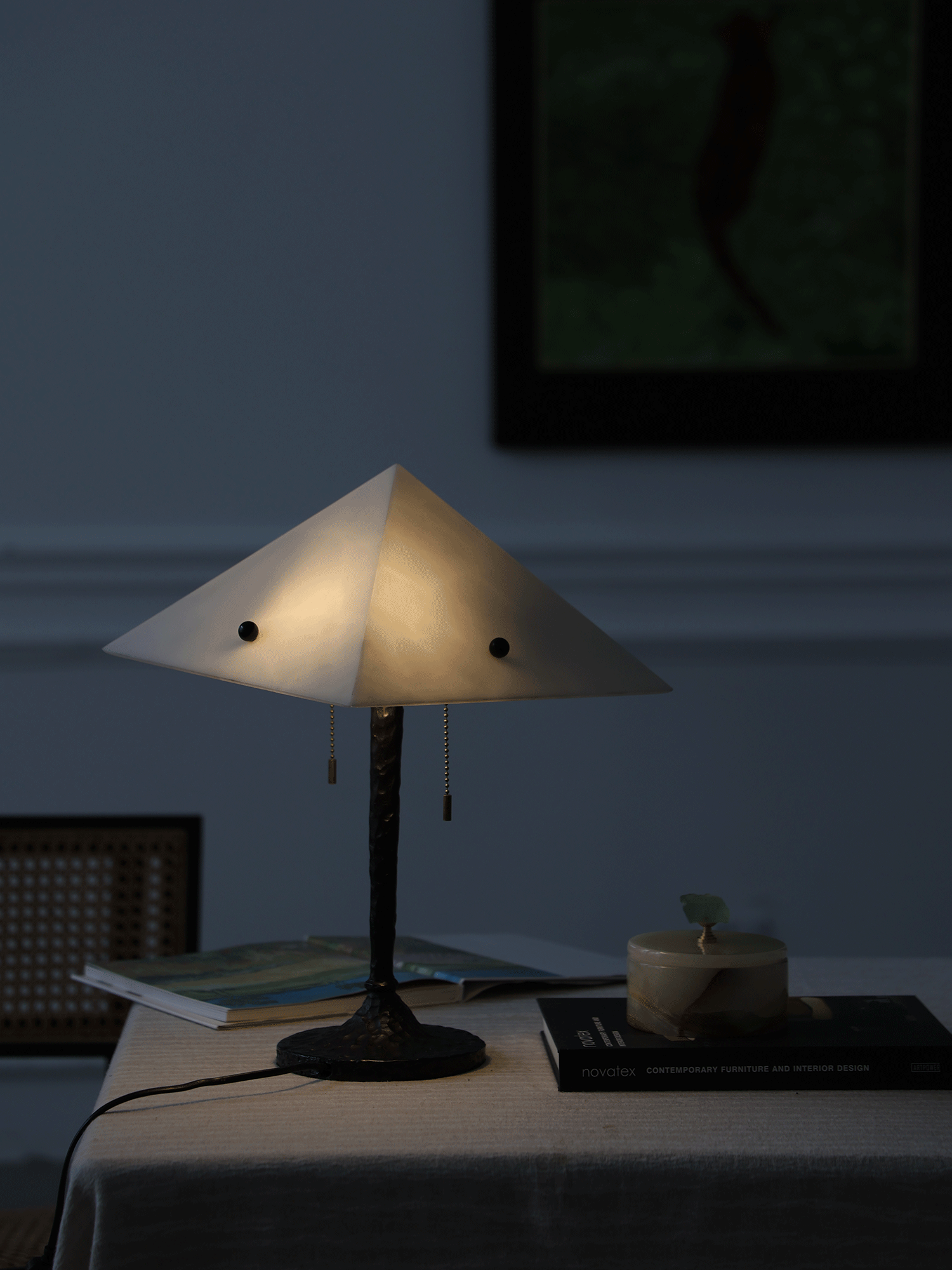 Lámpara de mesa con pantalla de alabastro Ipira sobre un escritorio de madera – imagen 14