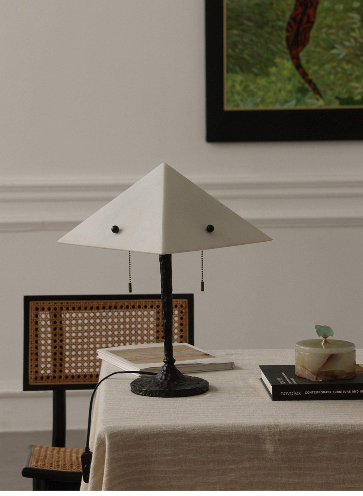 Lámpara de mesa con pantalla de alabastro Ipira sobre un escritorio de madera – imagen 17