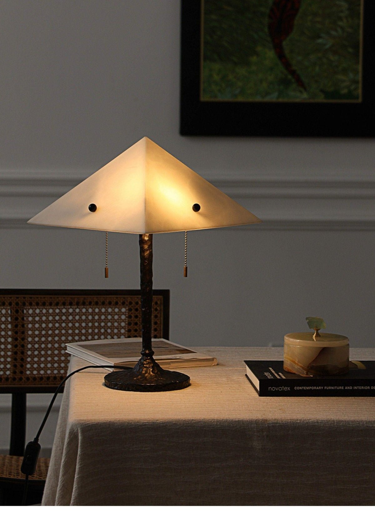 Lámpara de mesa con pantalla de alabastro Ipira sobre un escritorio de madera – imagen 18