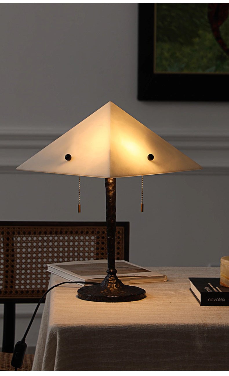 Lámpara de mesa con pantalla de alabastro Ipira sobre un escritorio de madera – imagen 6