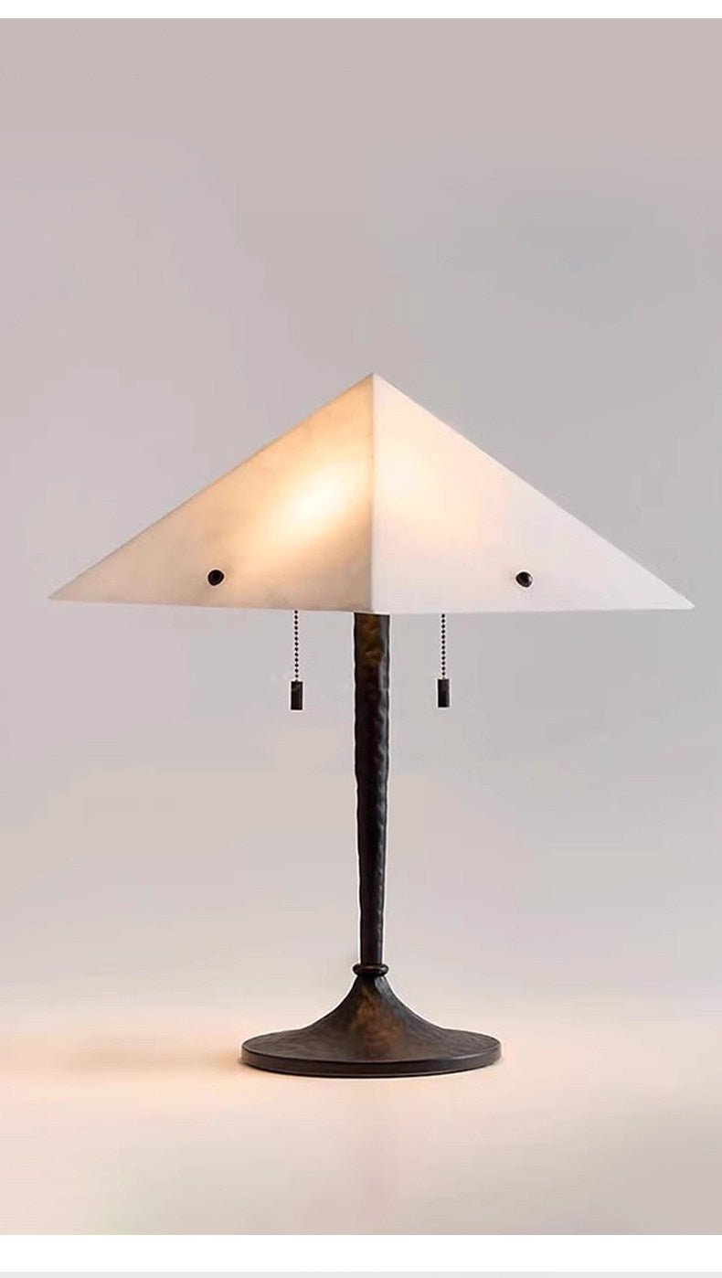Lámpara de mesa con pantalla de alabastro Ipira sobre un escritorio de madera – imagen 8