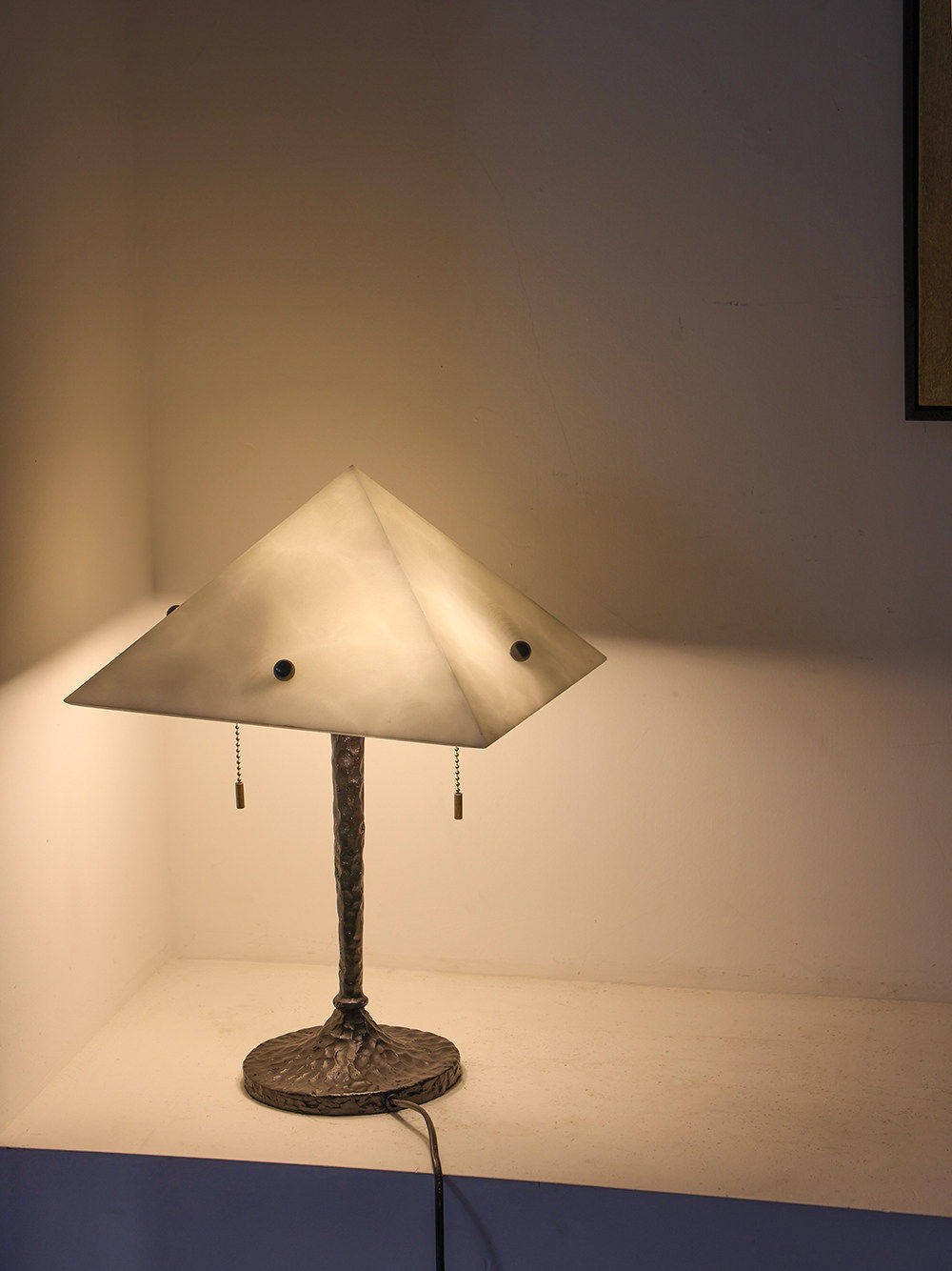 Lámpara de mesa con pantalla de alabastro Ipira sobre un escritorio de madera – imagen 9