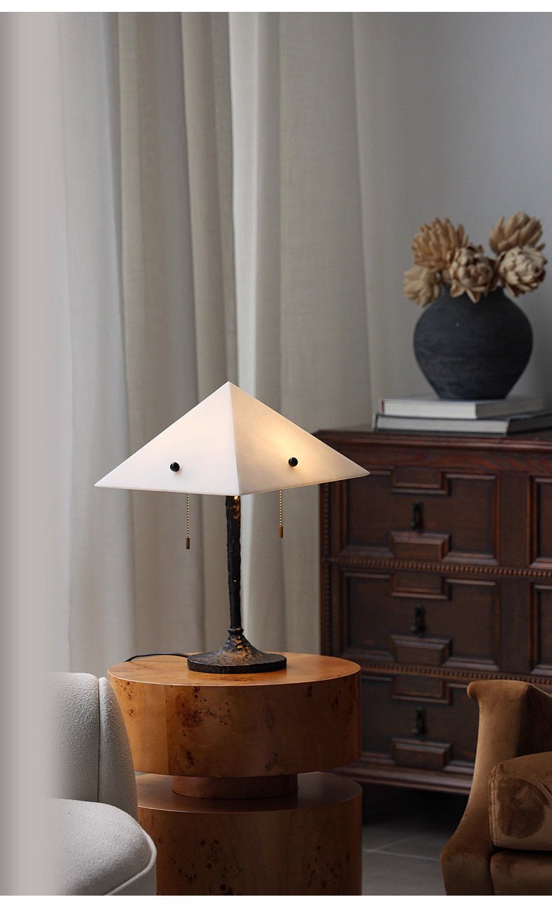 Lámpara de mesa con pantalla de alabastro Ipira sobre un escritorio de madera – imagen 10