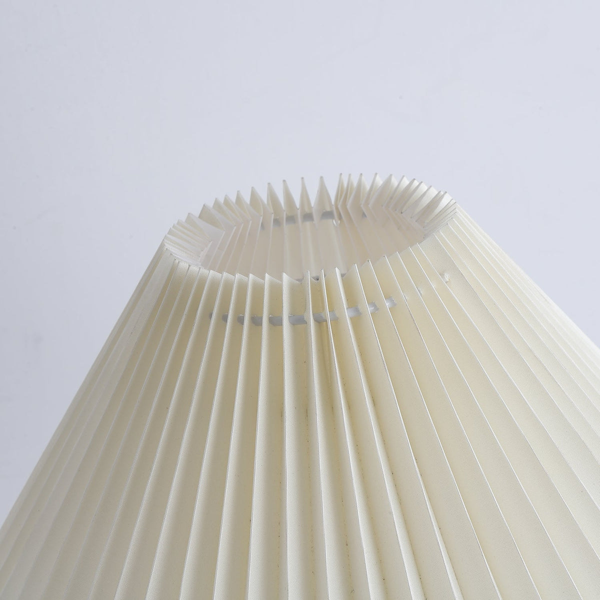 Lámpara de mesa con pantalla plisada Ivenna – apagada sobre fondo blanco