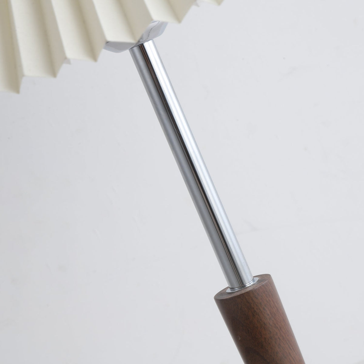 Lámpara de mesa con pantalla plisada Ivenna – en una cómoda con espejo